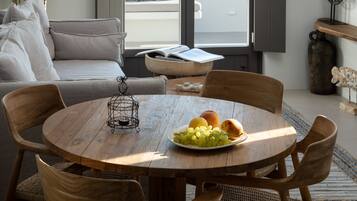 Appartement Luxe | Coin séjour | TV connectée de 32 pouces avec chaßnes numériques, télévision