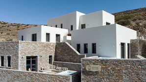 Un bâtiment moderne avec une façade en pierre et une enseigne sur laquelle on peut lire « ZETINE ».