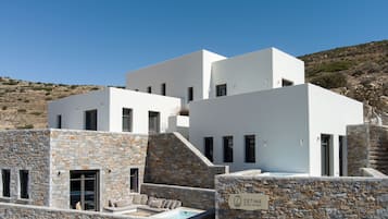 Un edificio moderno con facciata in pietra e un'insegna che riporta la scritta "ZETINE".
