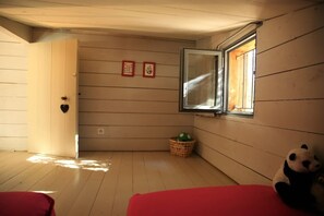 2 bedrooms, iron/ironing board, travel cot, free WiFi