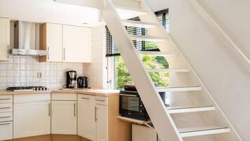 Een koelkast, een magnetron, een oven, een kookplaat