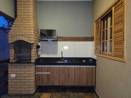 Microondas, placa de cocina, utensilios de cocina, artículos de limpieza