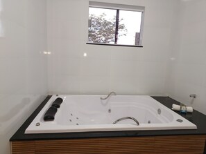 Deluxe-Zimmer, 1 Schlafzimmer, Nichtraucher, Stadtblick | Badezimmer | Dusche, Bidet, Handtücher, Seife