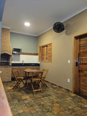 Microwave, stovetop, cookware/dishes/utensils, cleaning supplies - Alto Costa Flats (Olímpia)