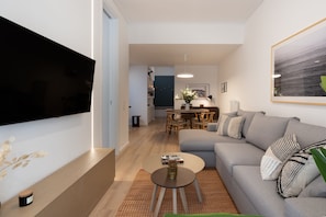 Departamento superior | Área de sala de estar | Smart TV de 43 pulgadas con canales digitales y televisión