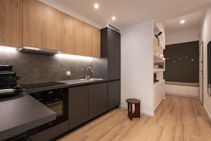 Departamento superior | Cocina privada | Refrigerador, microondas, horno y parrilla de estufa