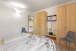 Standard Apartment, 2 Bedrooms, Beachside (Porto Letizia Ferrara 3) | 2 bedrooms, bed sheets - Porto Letizia Ferrara 3 (Porlezza)