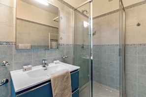 Apartemen Standar, 2 kamar tidur, tepi pantai (Porto Letizia Ferrara 3) | Kamar mandi | Shower, kloset, handuk, dan sabun