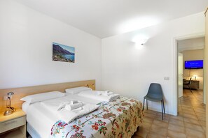 Standard Apartment, 2 Bedrooms, Beachside (Porto Letizia Ferrara 3) | 2 bedrooms, bed sheets - Porto Letizia Ferrara 3 (Porlezza)