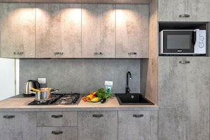 Apartamento estándar, 2 habitaciones, junto a la playa (Porto Letizia Ferrara 3) | Cocina privada | Frigorífico, microondas, placa de cocina y lavavajillas