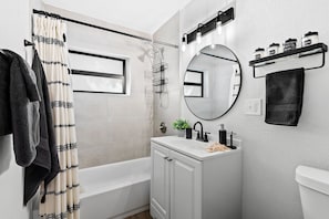 Dusche, Haartrockner, Handtücher, Seife