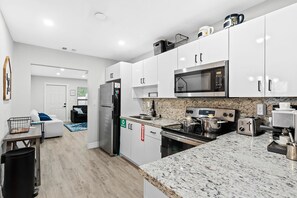 冷蔵庫、電子レンジ、オーブン、コンロ