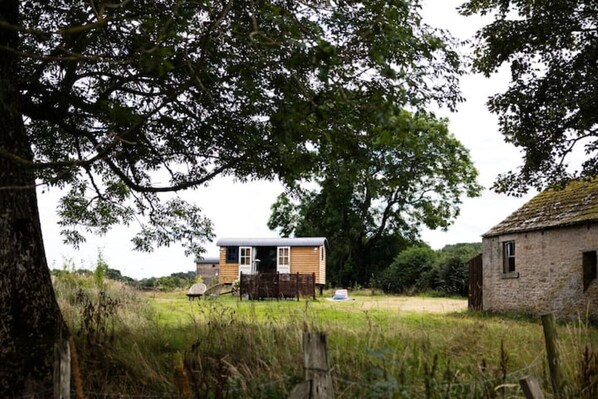 A rustic wooden house with a small porch and a fenced yard. - Romantic Escape with Hot Tub, Barnard Castle (Barnard Castle)