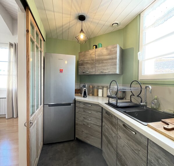 Fridge, microwave, oven, coffee/tea maker