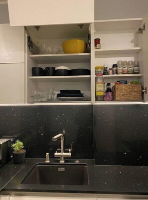 Kühlschrank, Mikrowelle, Ofen, Herdplatte