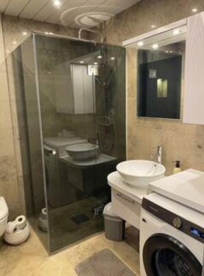 Dusche, Haartrockner, Handtücher, Seife