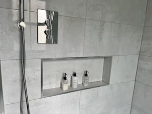 Secadora de cabello, toallas, jabón, shampoo