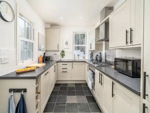 Fridge, microwave, oven, dishwasher - Pass the Keys | Luxury 2 Bedroom Townhouse in Central St Albans (St Albans)