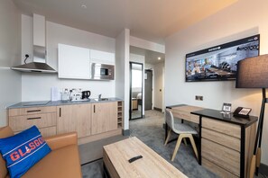 Premium bedding, pillow-top beds, in-room safe, desk - Sandman Signature Glasgow Hotel (Glasgow)
