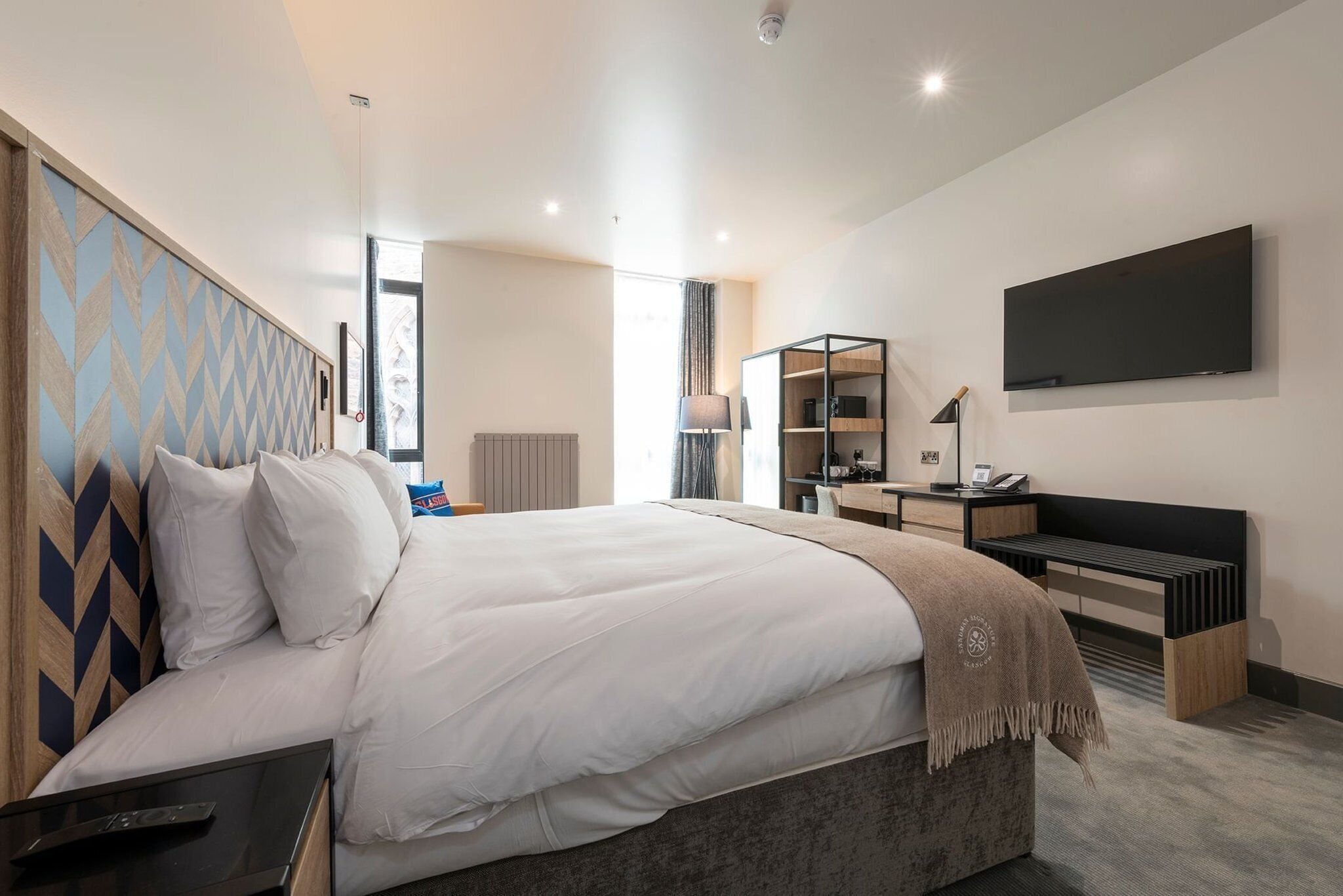 Accessible Room, 1 Super King Bed, Sofa Bed | Luxe beddengoed, pillowtop-bedden, een kluis op de kamer, een bureau
