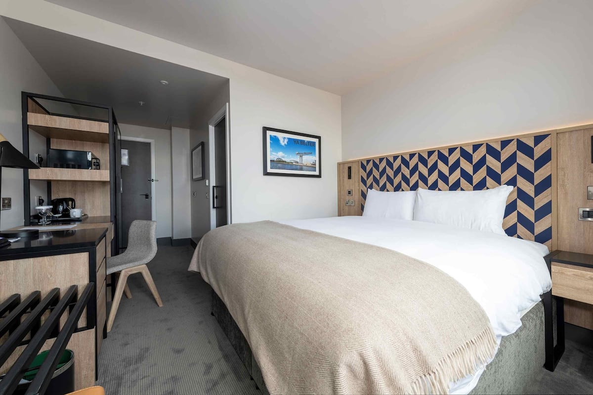 Standard Room, 1 Super King Bed | 1 bedroom, premium bedding, pillowtop beds, in-room safe