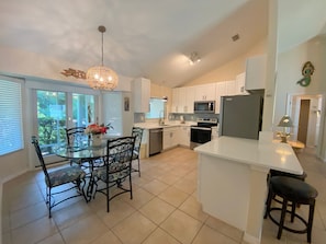 ثلاجة، ميكروويف، فرن، موقد طهي مسطح