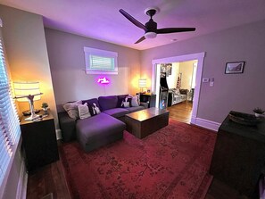 تلفزيون ذكي، كُتُب، مكتبة موسيقى، ستيريو