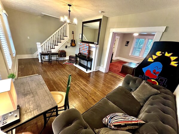 تلفزيون ذكي، كُتُب، مكتبة موسيقى، ستيريو