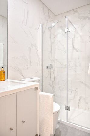 Dusche, Haartrockner, Handtücher, Seife