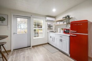 Refrigerador, microondas, parrilla de estufa y utensilios de cocina 