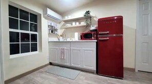 Réfrigérateur, four à micro-ondes, surface de cuisson