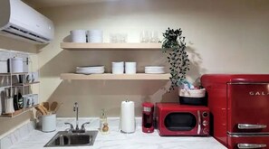 Refrigerador, microondas, parrilla de estufa y utensilios de cocina