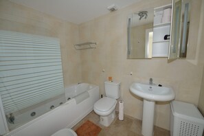 Een haardroger, een bidet, handdoeken