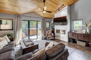 Televisión, chimenea y oficina 