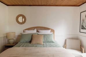 3 bedrooms, iron/ironing board, free WiFi, bed sheets - Happy Nomad. (St Helens)