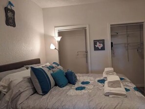 2 soverom, skrivebord, strykejern/-brett og wi-fi (inkludert)