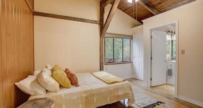 Golden Pine Retreat-Large Cabin-3 Bedrooms & Deck