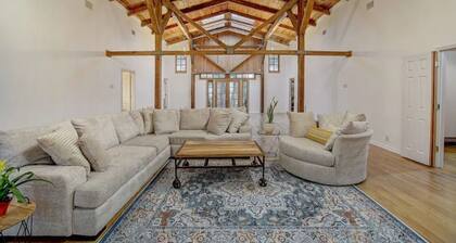 Golden Pine Retreat-Large Cabin-3 Bedrooms & Deck