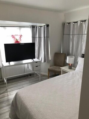 Iron/ironing board, free WiFi - Featherstone Court (London)