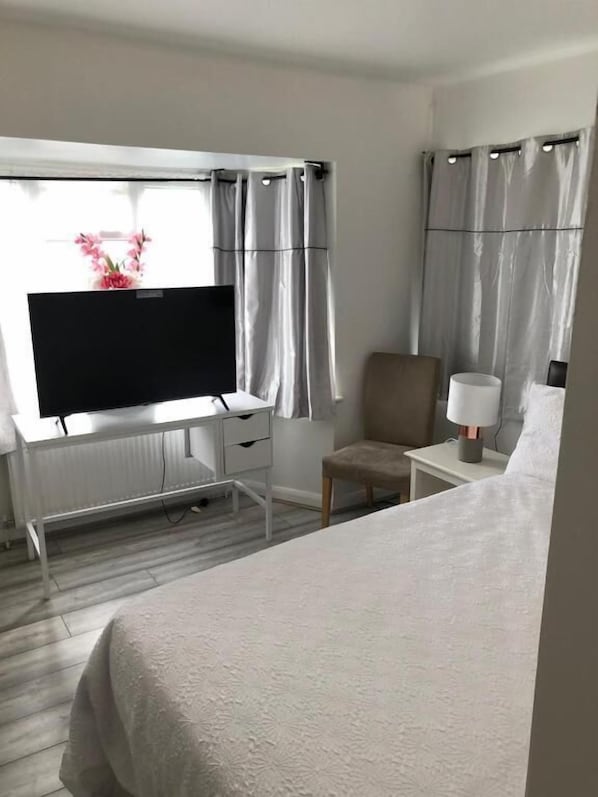 Comfort Double Room | Iron/ironing board, free WiFi - Featherstone Court (London)