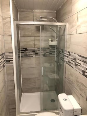 Comfort Double Room | Bathroom - Featherstone Court (London)
