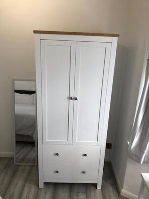 Comfort Double Room | Iron/ironing board, free WiFi - Featherstone Court (London)