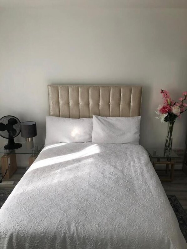 Iron/ironing board, free WiFi - Featherstone Court (London)