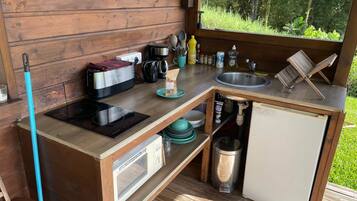 Réfrigérateur, micro-ondes, plaque de cuisson, cafetiÚre/bouilloire