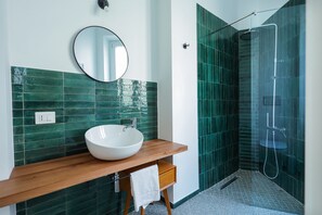 Douche, douche à « effet pluie », sèche-cheveux, bidet
