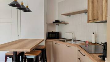 Suite | Cucina privata | Frigorifero con congelatore, piano cottura, lavastoviglie, tostapane