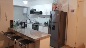 Kjøleskap, mikrobølgeovn, ovn og kaffetrakter/tekoker