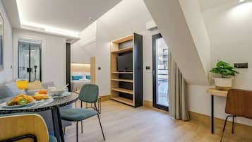 Estudio Superior con Balcón | Área de estar | TV de tela plana