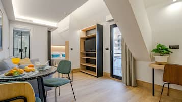 Estudio Superior con Balcón | Living area | Flat-screen TV