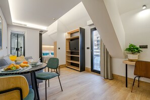 Estudio Superior con Balcón | Living area | Flat-screen TV - Feelathome Ventas Suites (Madrid)